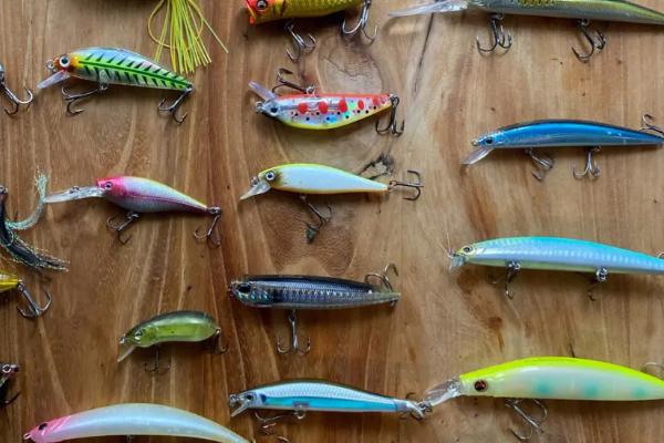 在海边路亚适合用多重的假饵，18-30克的假饵比较常用