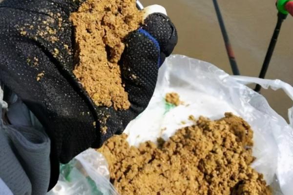 钓鱼如何打窝，根据目标鱼种选择合适的窝料