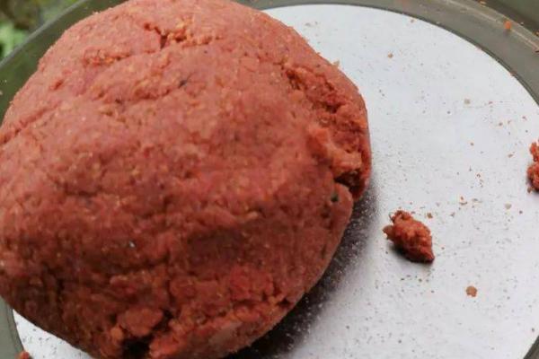 钓鱼如何打窝，根据目标鱼种选择合适的窝料