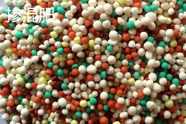 复合肥和掺混肥的区别，复合肥是由化学或混合方式制成、掺混肥是通过简单的机械混合所制成