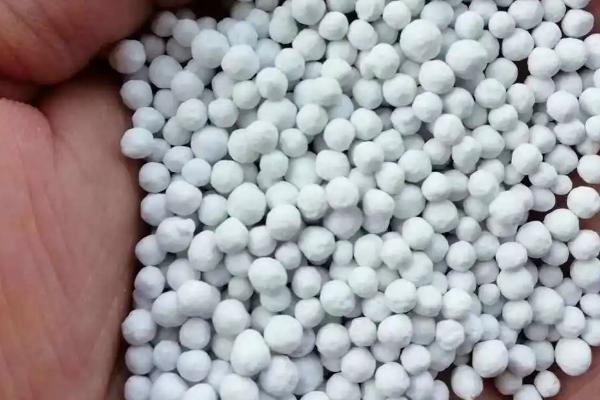 复合肥和掺混肥的区别，复合肥是由化学或混合方式制成、掺混肥是通过简单的机械混合所制成