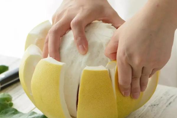 剥了皮的柚子如何保存，可以直接放到冰箱里面