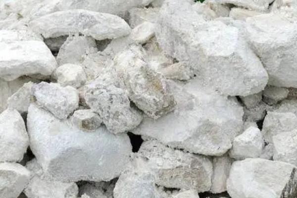 猪圈用什么东西消毒杀菌,可使用草木灰、漂白粉、生石灰等物质