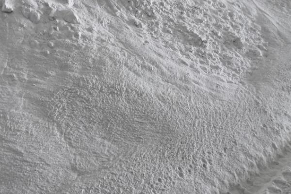 猪圈用什么东西消毒杀菌,可使用草木灰、漂白粉、生石灰等物质