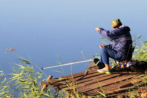 钓鱼秒切子线什么意思，是指子线在进入水中时鱼立刻脱钩