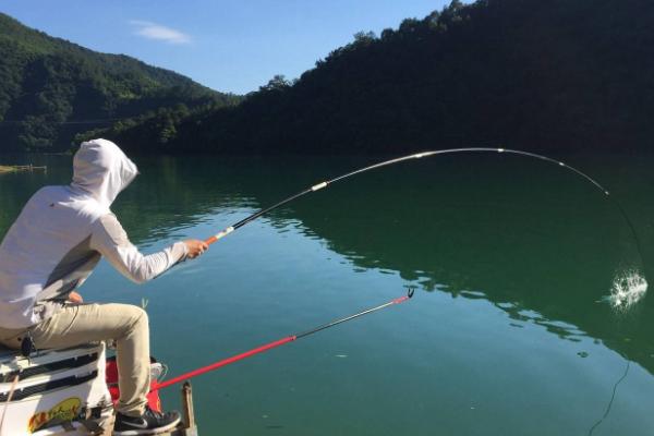 钓鱼秒切子线什么意思，是指子线在进入水中时鱼立刻脱钩