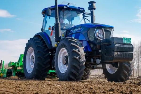 新购大中型拖拉机如何磨合与维护，启动发动机后要怠速运转5分钟