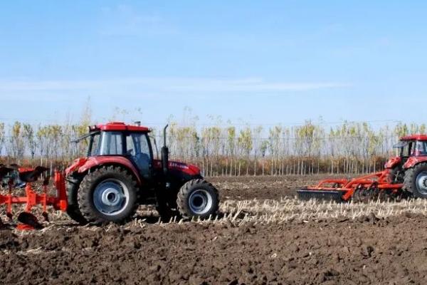 新购大中型拖拉机如何磨合与维护，启动发动机后要怠速运转5分钟