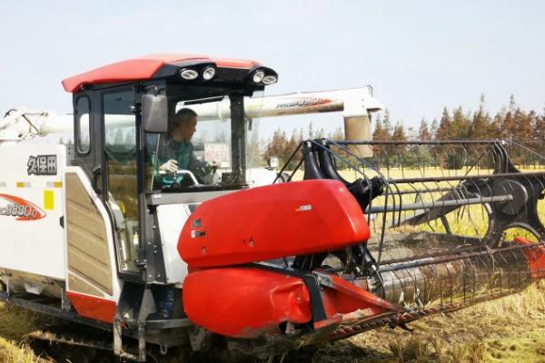 新购大中型拖拉机如何磨合与维护，启动发动机后要怠速运转5分钟