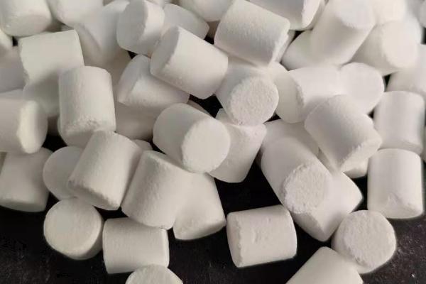 钓鱼怎样打窝效果好,在垂钓开始之前的一两个小时打窝为佳