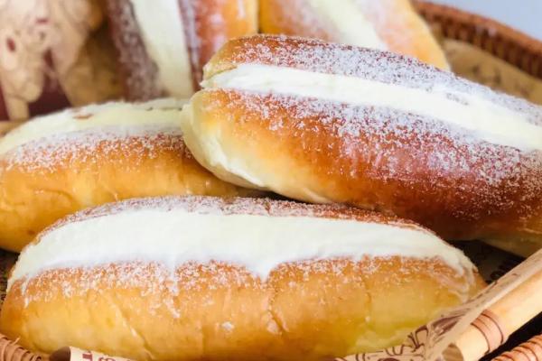 小鸡刚进食喂什么,可喂食小米、米饭、白菜或面包等