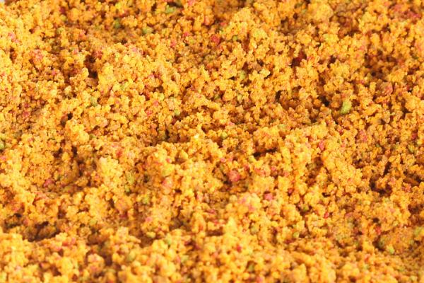 钓青鱼适合用什么饵料打窝，可使用螺狮、菜籽饼等谷物类饵料