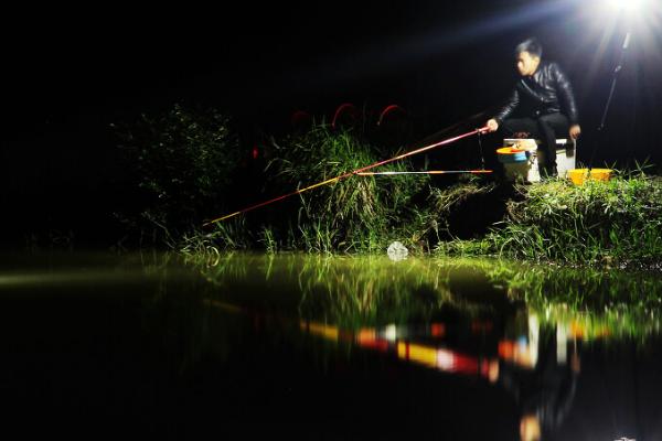 夏天夜钓一般几点有口,可以选择晚上6-8点,晚上10-12点,凌晨2-4点