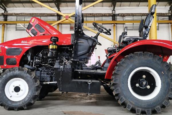 关于拖拉机的行车知识,转弯时要减速靠右行驶