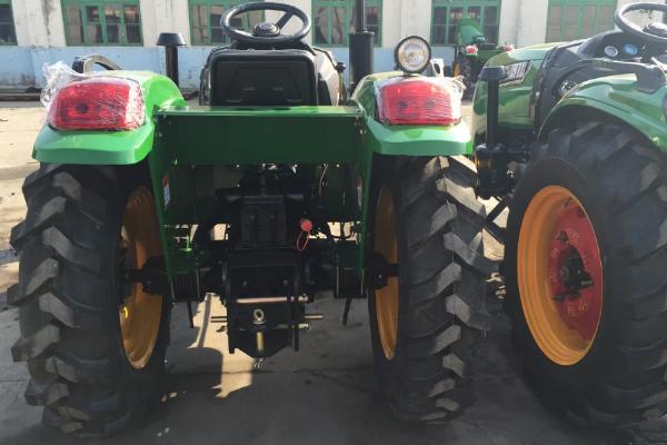 关于拖拉机的行车知识,转弯时要减速靠右行驶