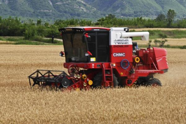 小麦收割机改装玉米收割机需要什么配件,加大割台、加长拨禾轮