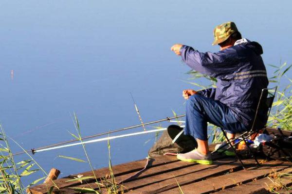 冬天鱼在水下几米活动,至少在水下3米的位置