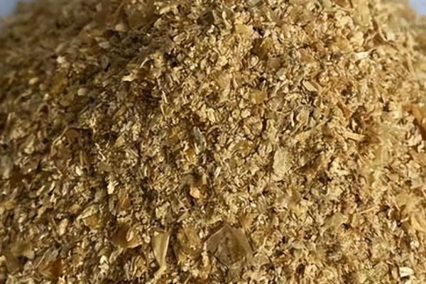 养羊饲料有哪些，包括秸秆、红薯藤、蔬菜叶、麦麸、玉米粉等种类