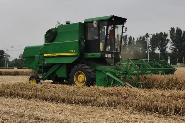 小麦收割机夏季防火小常识，首先油箱必须保持清洁