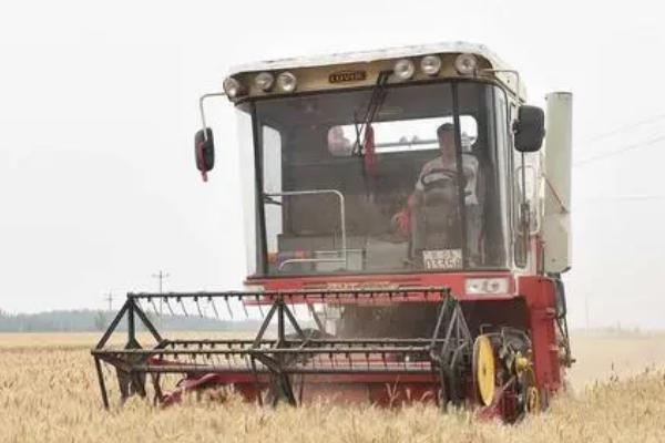 小麦收割机夏季防火小常识，首先油箱必须保持清洁