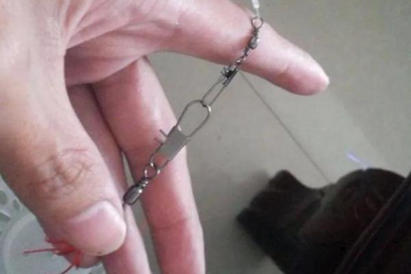 海竿怎么挂钩和铅坠,首先要准备好海竿、主线和鱼钩