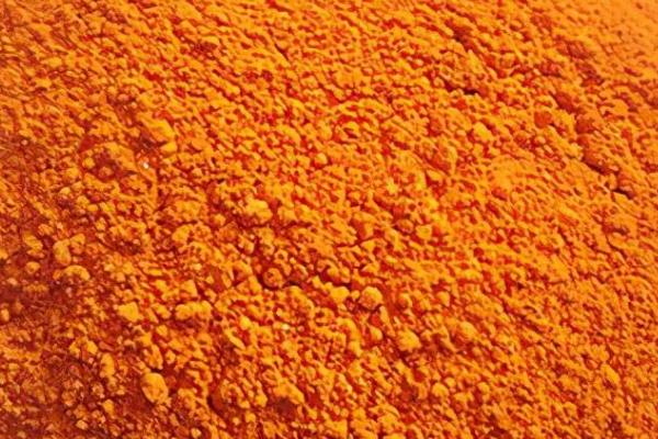 雄黄驱蛇的正确使用方法，可直接将雄黄粉撒在家里