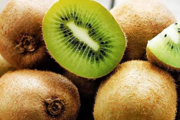 猕猴桃能放几天，与储藏方式、自身成熟度和存放温度有关