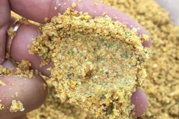 冬季钓鲫鱼怎么打隔夜窝，用带有浓重味道的物质打窝更合适