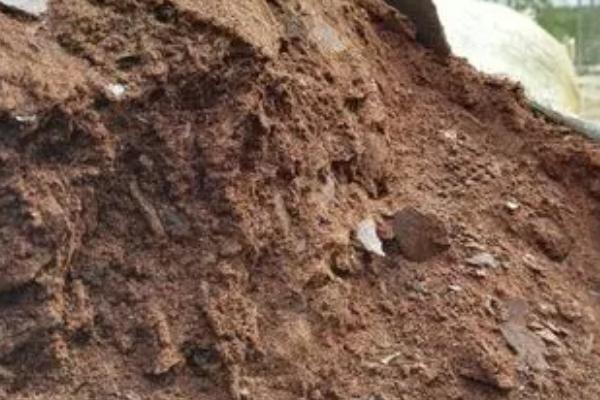 饼肥的发酵方法，打碎后喷水拌匀、再堆放起来即可发酵