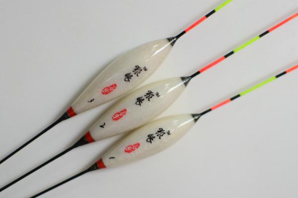 冬季冰钓方法，凿出冰洞后再抛竿诱鱼