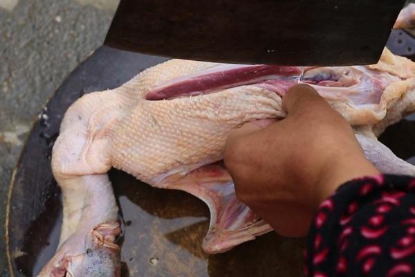 鸭子养多大才能宰杀食用，通常要达到3斤才能宰杀