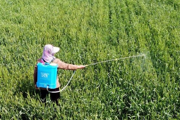 使用微生物农药的注意事项，不宜在高温、强光天气下使用