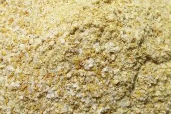 用什么鱼饵钓鲫鱼具有较好的效果，适合使用蚯蚓、红虫、谷类等饵料