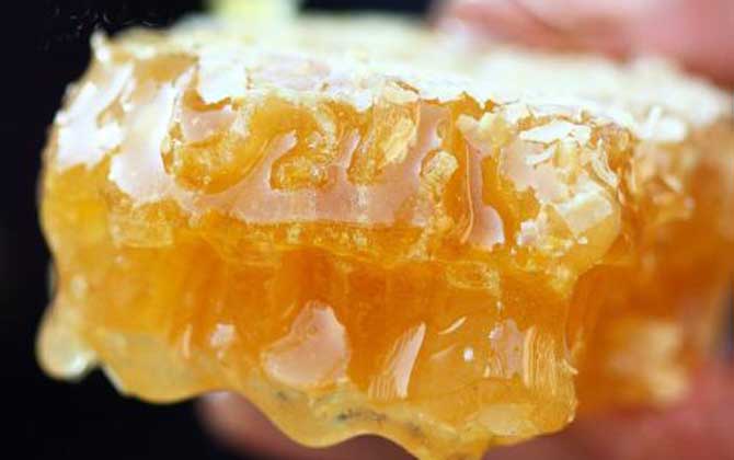 蜂巢蜜为什么要用木勺