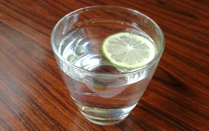 晚上睡前喝蜂蜜柠檬水好吗