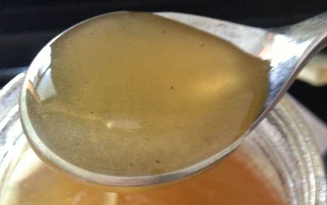 一杯清水辨别蜂蜜真假靠谱吗