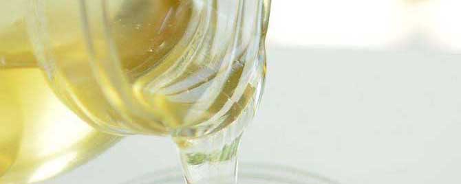 槐花蜜是白色的吗