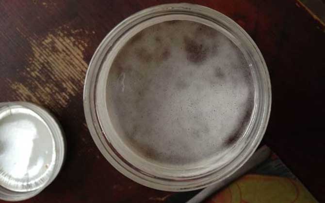 假蜂蜜会凝结成白色固体吗