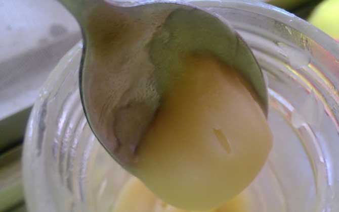 蜂蜜结晶了怎么融化非常简单，只需适当提高环境温度便能融化