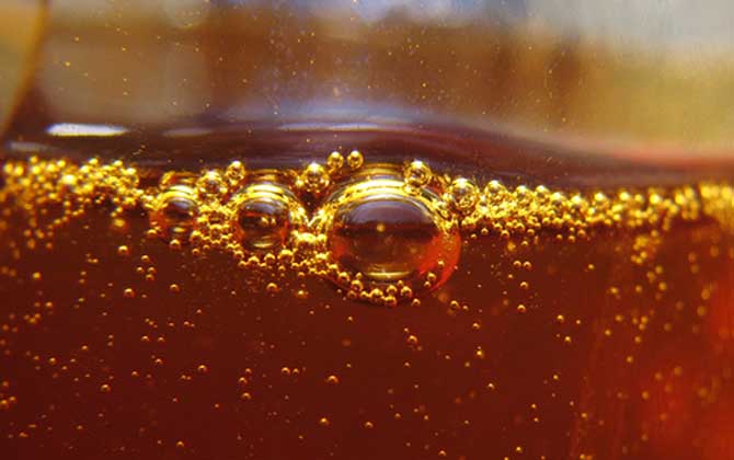 蜂蜜起白泡沫还能吃吗少量泡沫很正常，大量泡沫说明已经变质