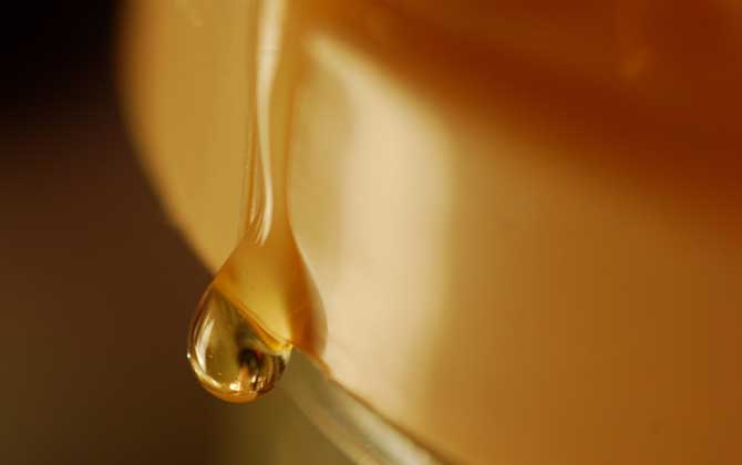 蜂蜜的保质期有多长理论上永不变质，但一般标成2年或18个月