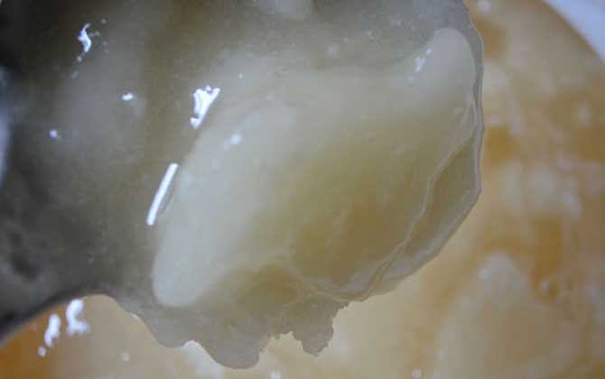 假蜂蜜是怎么做出来的作假方法花样百出，有些方法堪称“恐怖”