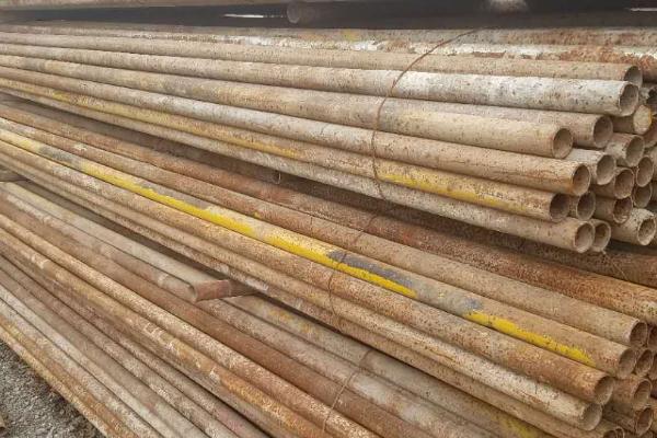 葡萄棚架搭建方式，选择在光照充足但有遮光手段的地方搭建