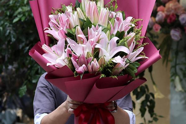 男朋友过生日可以送花吗,可以选择送玫瑰花、百合花、郁金香等
