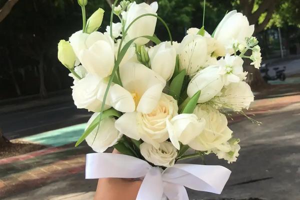 男朋友过生日可以送花吗,可以选择送玫瑰花、百合花、郁金香等